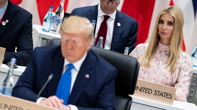 Donald Trump, Präsident der Vereinigten Staaten von Amerika, und seine Tochter Ivanka sitzen zu Beginn der dritten Arbeitssitzung des G20-Gipfels im Jahr 2019 an ihren Plätzen.&nbsp;