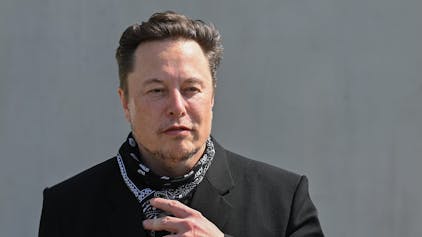 Twitter-Chef Elon Musk steht bei einem Pressetermin auf dem Gelände der Tesla Gigafactory in Grünheide.