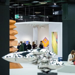 Besucher der Art Cologne gehen durch eine Messehalle der Kunstmesse Art Cologne.&nbsp;