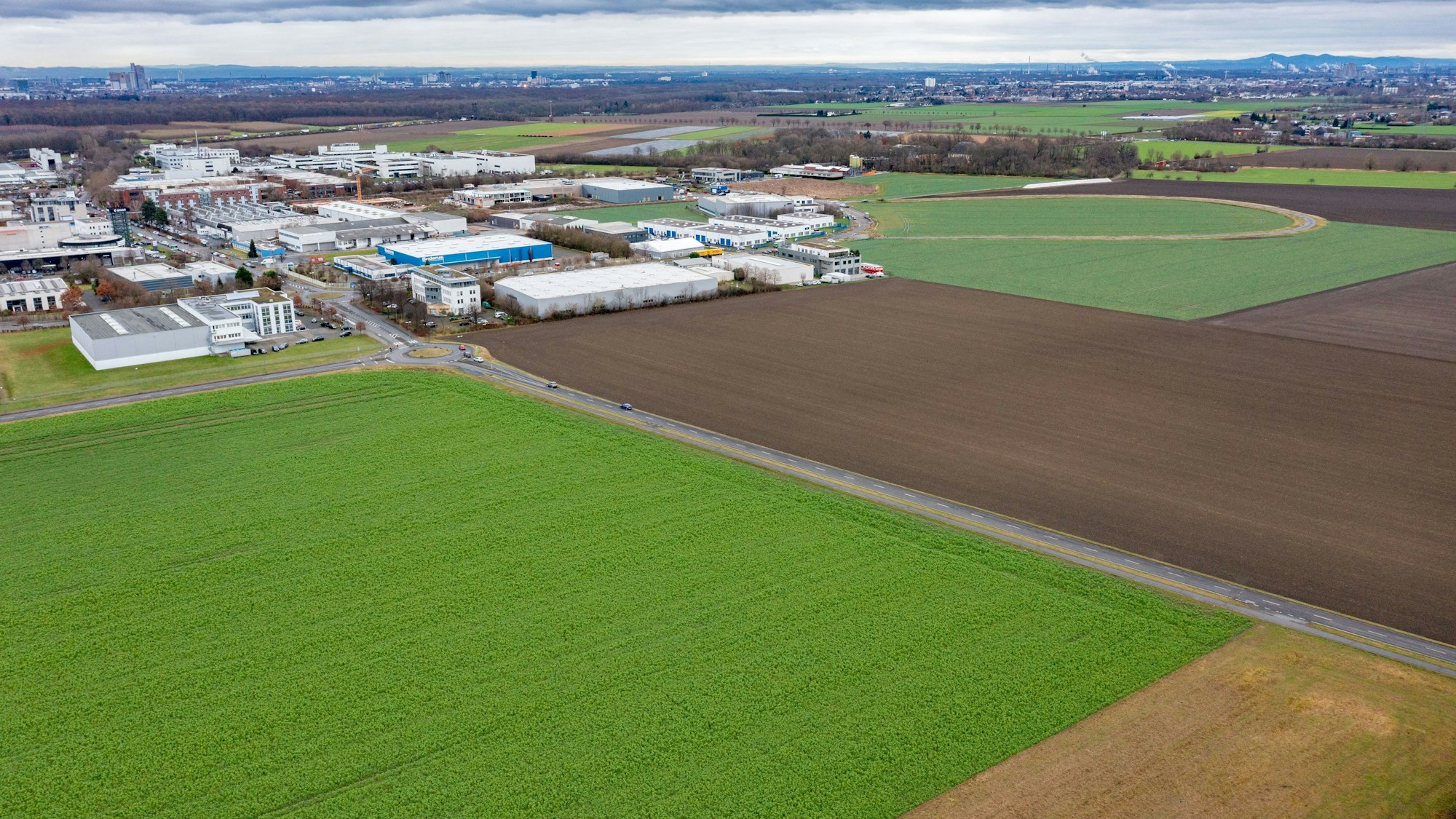 Das grüne Feld in Marsdorf links ist eine mögliche Fläche für den Großmarkt, das braune Feld rechts wäre ein möglicher Standort für das FC-Leistungszentrum.