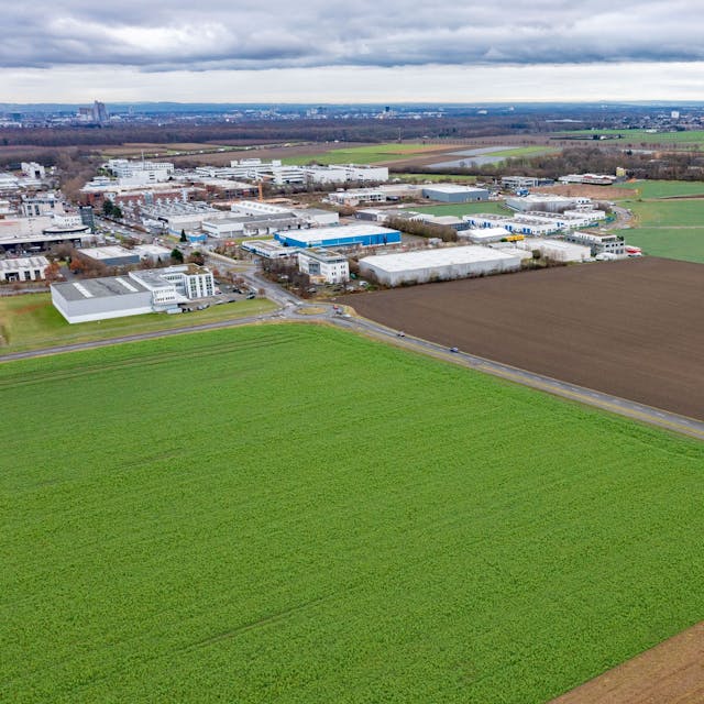 Die Toyota-Allee in Marsdorf. Das grünen Feld links ist eine mögliche Fläche für den Großmarkt, das braune Feld rechts wäre ein möglicher Standort für das FC-Leistungszentrum. Foto: Uwe Weiser