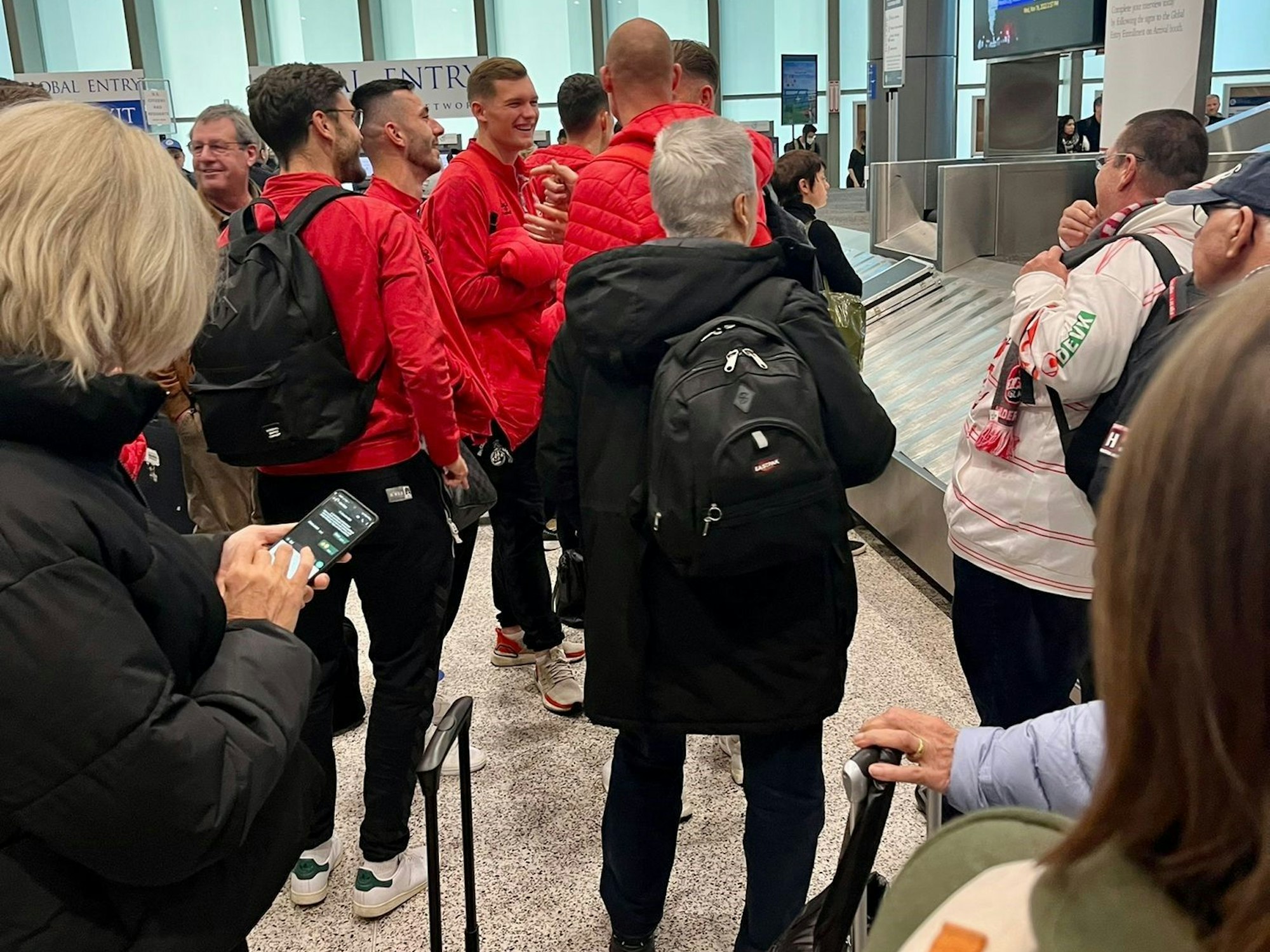 Die Spieler des 1. FC Köln stehen am Mittwoch (16. November 2022) im texanischen Austin am Flughafen.
