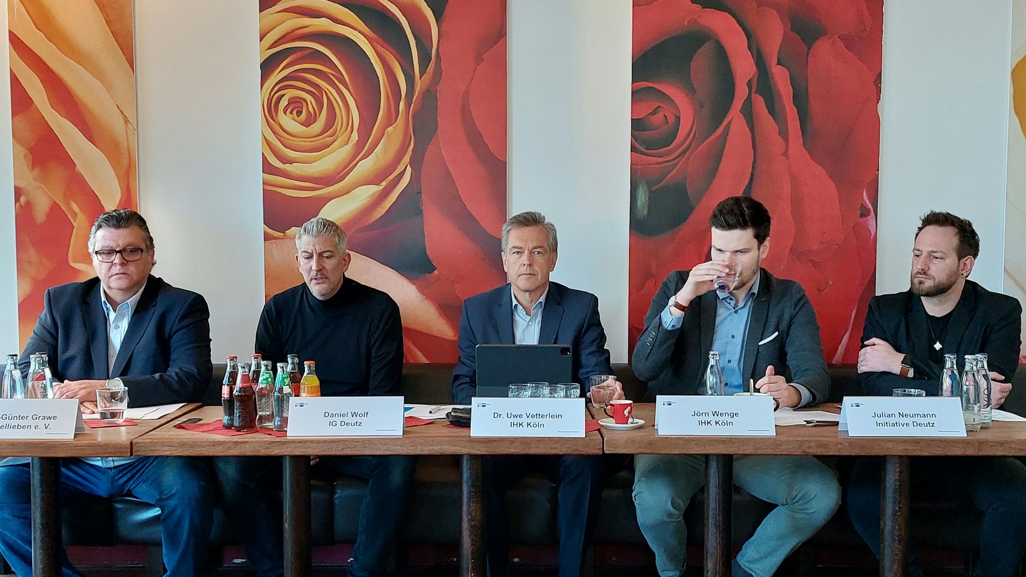 An einem Tisch sitzen Handelskümmerer Hans-Günther Grawe, Daniel Wolf (IG Deutz), Dr. Uwe Vetterlein (IHK), Jörn Wenge (IHK) und Julian Neumann (Initiative Deutz) und stellen die Umfrage vor.