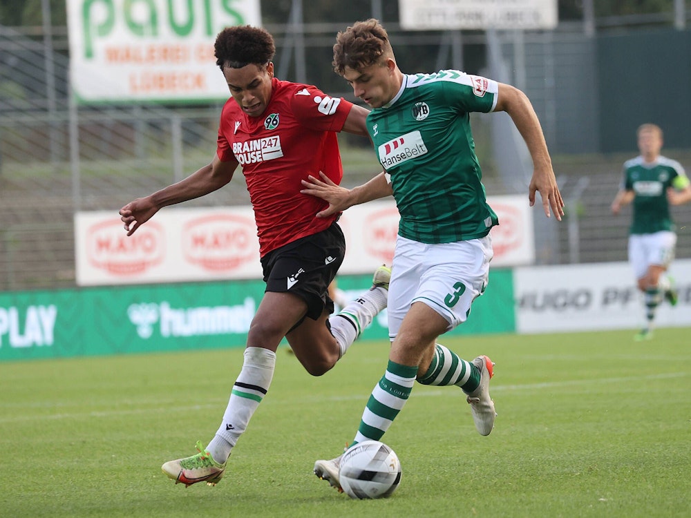 Monju Momuluh spielt für Hannover 96 in der Regionalliga gegen den VfB Lübeck um Jan Lippegaus.