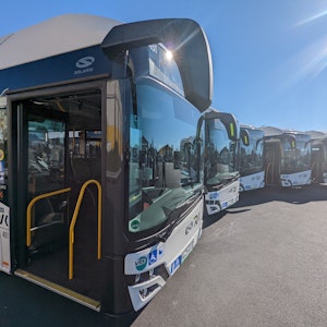 Fünf neue Wasserstoffbusse vom Typ Solaris stehen auf einem Parkplatz.