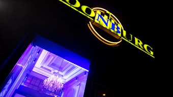 Der Eingang vom  Club Roonburg leuchtet in der Nacht.