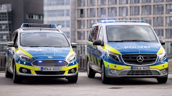 ARCHIV - 23.09.2019, Nordrhein-Westfalen, Düsseldorf: Polizeiwagen vom Typ Mercedes Benz Vito (r) und Ford S-Max stehen im Medienhafen.