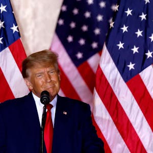Donald Trump, ehemaliger US-Präsident, spricht vor einer amerikanischen Flagge in seinem Anwesen Mar-a-Lago über seine Kandidatur für die Präsidentenwahl 2024.