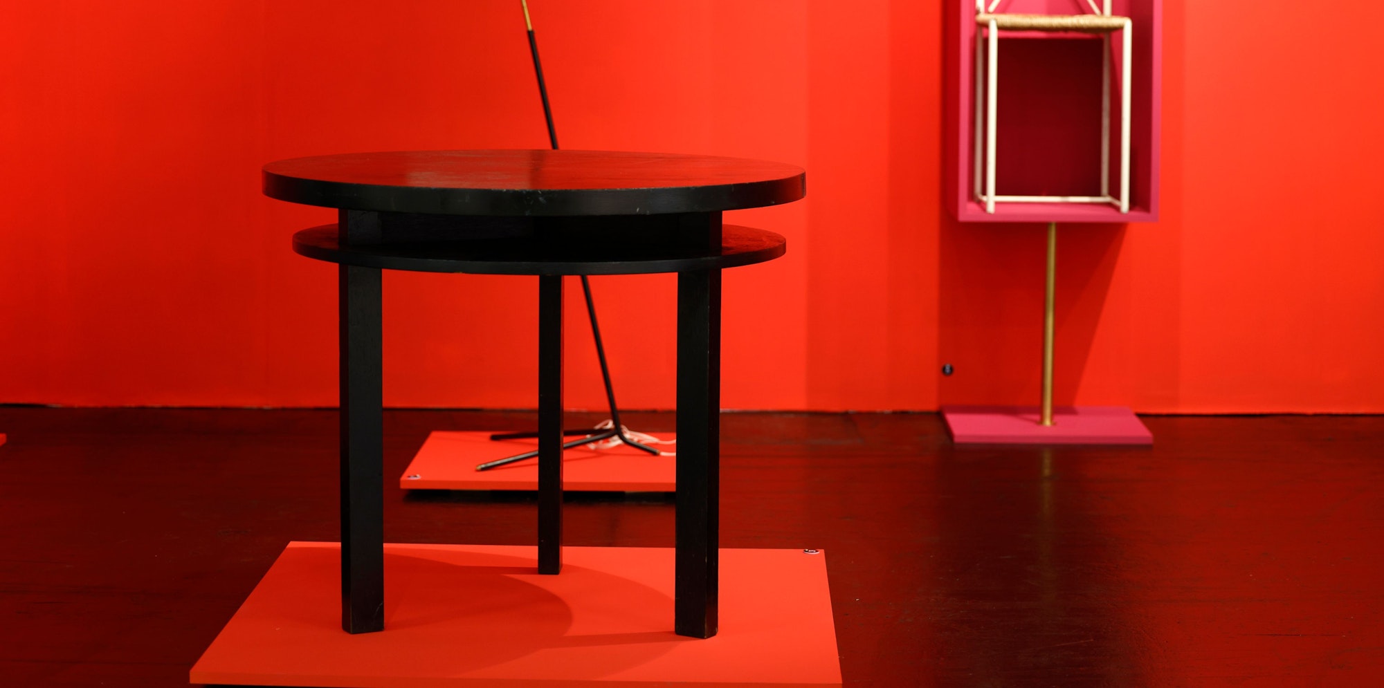 Auf der "Art + Objekt" in der Messehalle 11.1 kombiniert Kurator Sebastian Jacobi einen Bauhaustisch mit einer Stehlampe von Vico Magistretti.