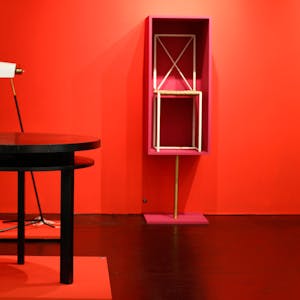 &nbsp;Auf der "Art + Objekt" in der Messehalle 11.1 kombiniert Kurator Sebastian Jacobi einen Bauhaustisch mit einer Stehlampe von Vico Magistretti.