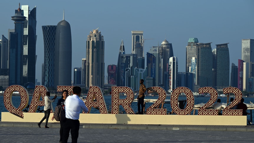 Die WM 2022 ist für Katar ein gewaltiges Highlight. Hier prangt der Schriftzug des Turniers vor der Skyline von Doha.