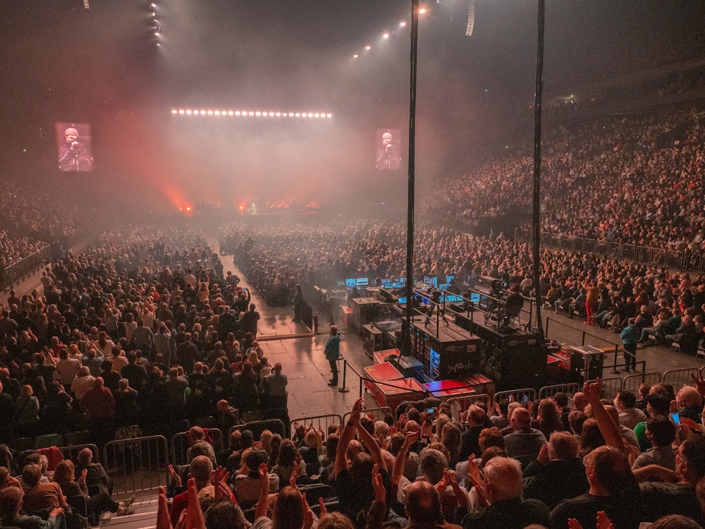 Blick ins weite Rund der Lanxess-Arena in Köln bei einem Konzert von Genesis.