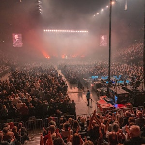 Blick ins weite Rund der Lanxess-Arena in Köln bei einem Konzert von Genesis.