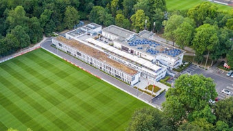 Das Geißbockheim genannte Clubhaus des Fußballverein 1. FC Köln mit dem Trainingsplatz 1 (vorne) und dem Franz-Kremer-Stadion (hinten rechts) im Äußeren Grüngürtel.