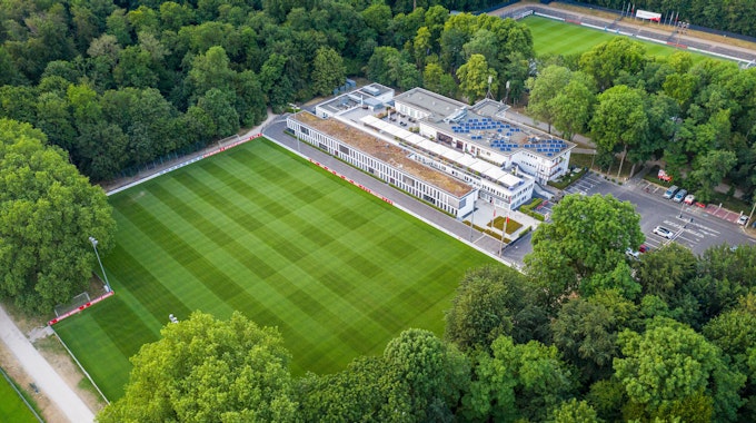 Das Geißbockheim genannte Clubhaus des Fußballverein 1. FC Köln mit dem Trainingsplatz 1 (vorne) und dem Franz-Kremer-Stadion (hinten rechts) im Äußeren Grüngürtel.