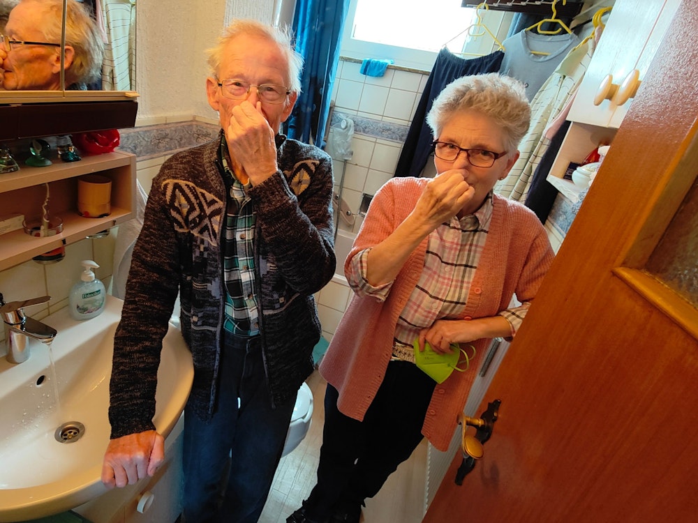 Heidi und Helmut Röseler aus Holweide halten sich die Nasen zu. Denn in ihrer Wohnung riecht es nach Chlor.
