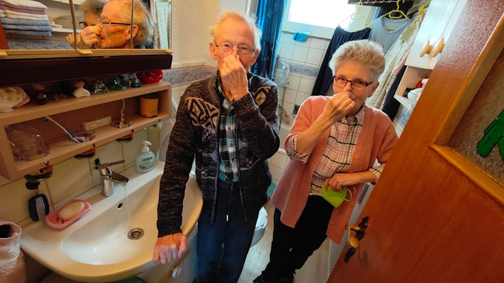 Heidi und Helmut Röseler aus Holweide halten sich die Nasen zu. Denn in ihrer Wohnung riecht es nach Chlor.