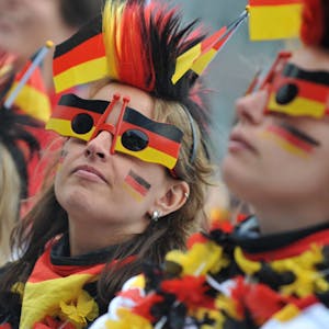 Fans verfolgen beim Public Viewing ein Spiel der deutschen Mannschaft (Archivbild)
