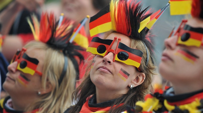 Fans verfolgen beim Public Viewing ein Spiel der deutschen Mannschaft (Archivbild)