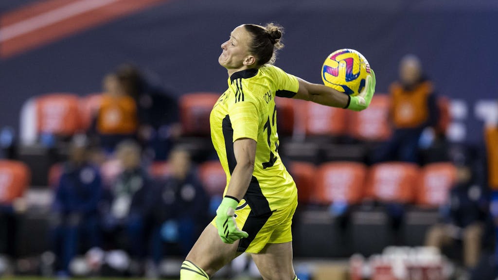 Almuth Schult wirft den Ball beim Frauen-Länderspiel von Deutschland gegen die USA ab