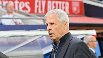 Lucien Favre, ehemaliger Trainer von Borussia Mönchengladbach und heutiger Coach von OGC Nizza, am 11. November 2022 beim Spiel gegen Olympique Lyon grimmig schauend.
