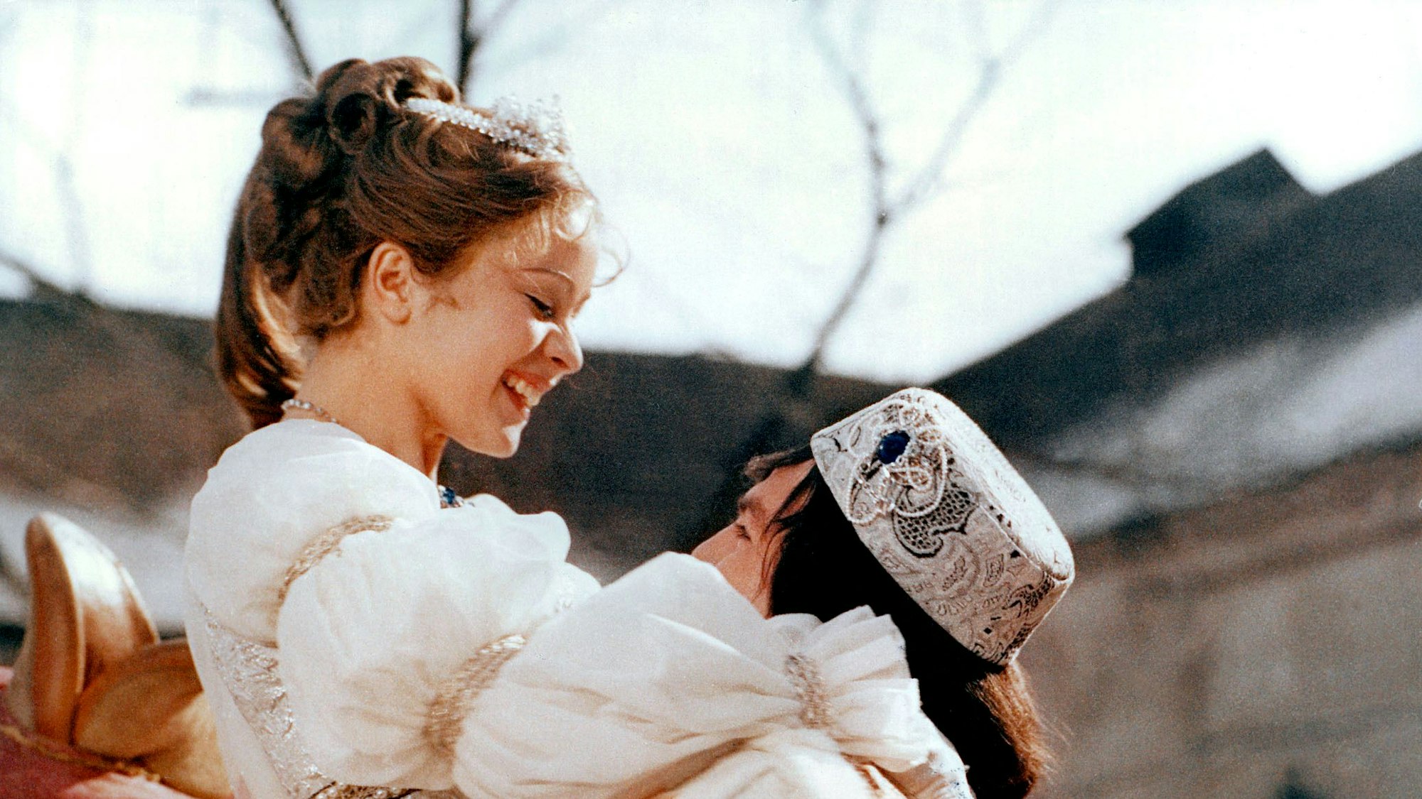 Endlich kann der Prinz (Pavel Trávnícek) sein Aschenbrödel (Libuse Safránková) in die Arme schließen. Sie freut sich und lacht.