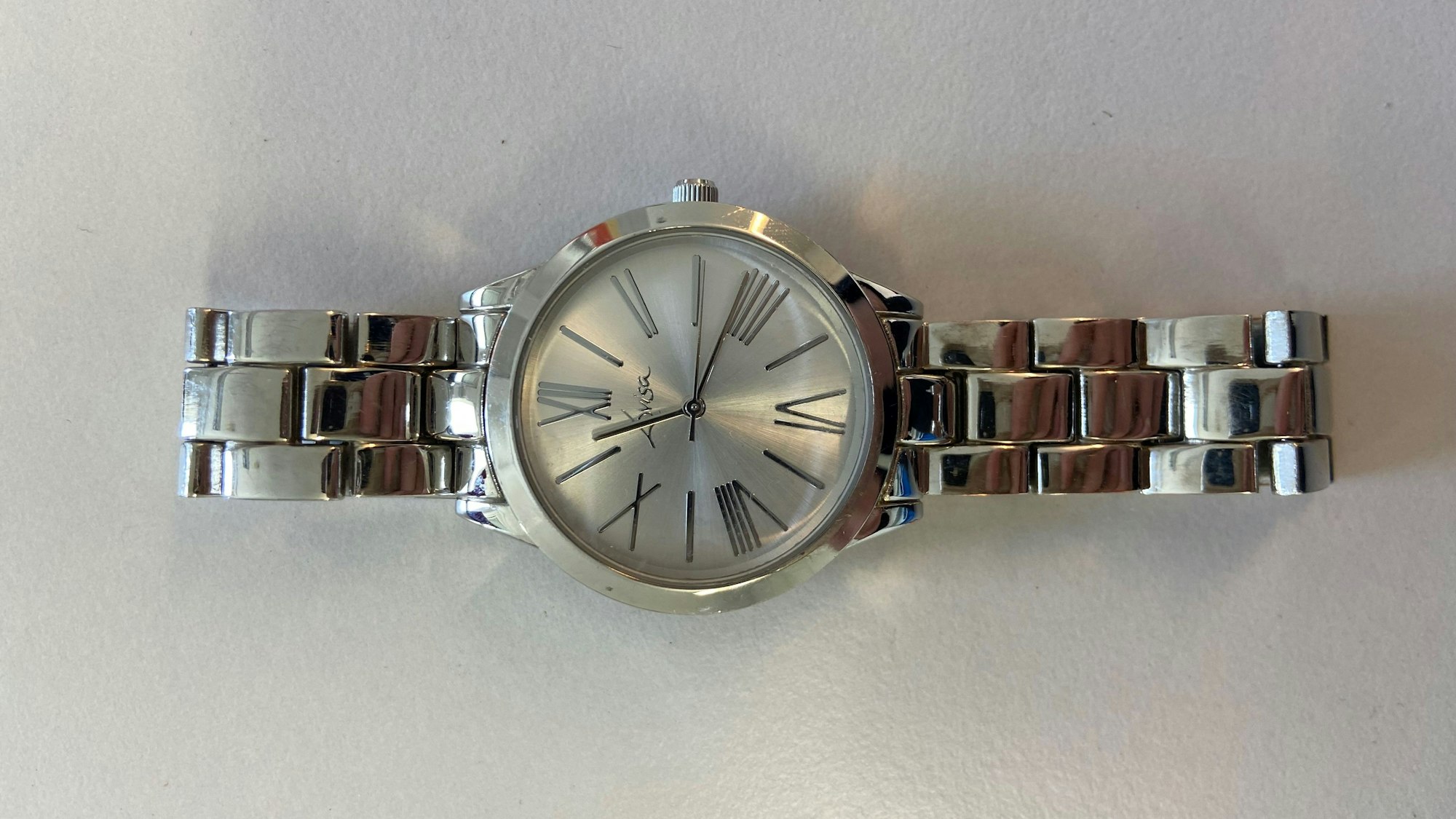 Eine silberne Armbanduhr der Marke Lovisa auf weißem Grund: Die Uhr ist aus einem Krankenhaus gestohlen worden.