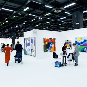 Besucher der Art Cologne gehen durch eine Messehalle der Kunstmesse Art Cologne.