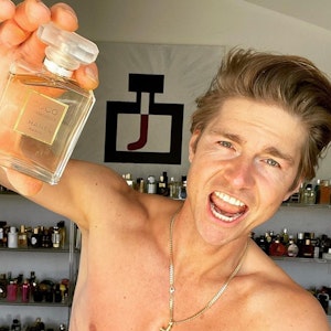 Parfüm-Influencer Jeremy Fragrance posiert für ein Selfie.