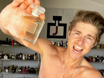 Parfüm-Influencer Jeremy Fragrance posiert für ein Selfie.