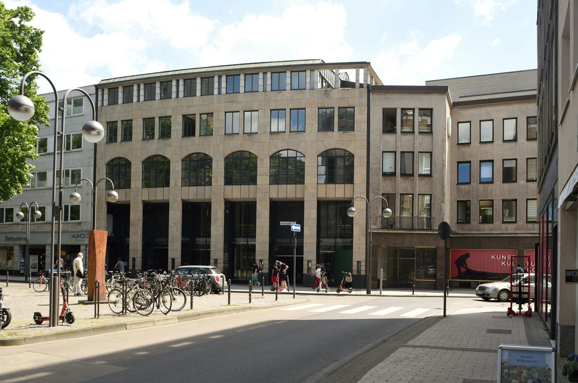 Das Bild zeigt das ehemalige Modehaus Sauer in der Minoritenstraße.