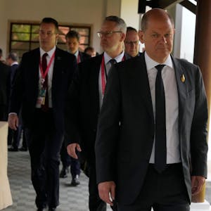 Bundeskanzler Olaf Scholz verlässt die Krisensitzung nach den tödlichen Raketeneinschlägen in Polen mit den anderen Regierungschefs der G7-Staaten während des G20-Gipfels.