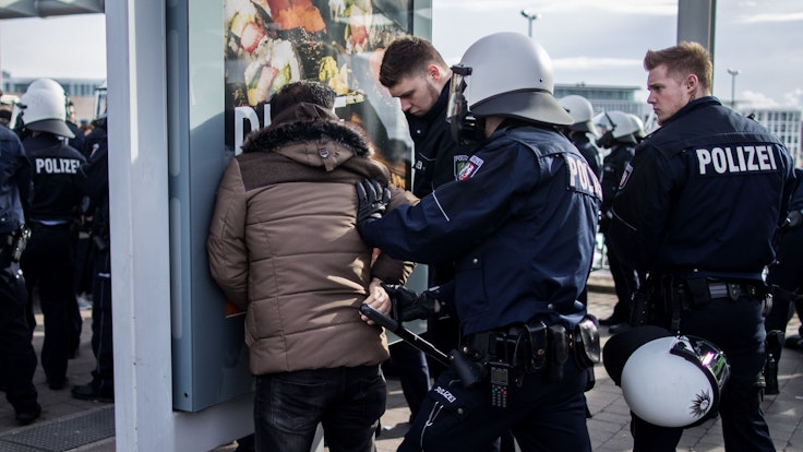 Ein Demonstrant wird von Polizisten festgenommen.