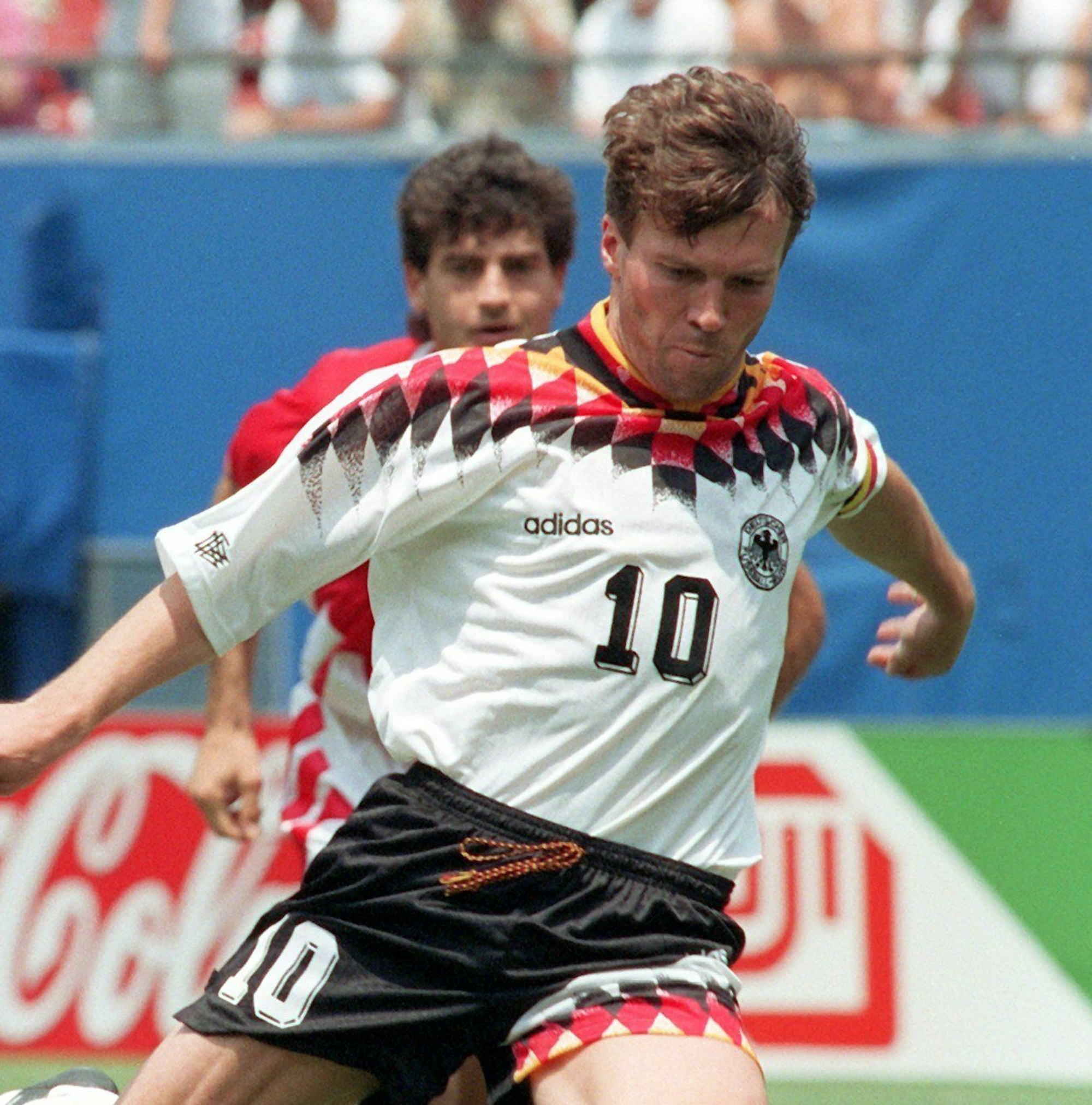 Der ehemalige Mannschaftskaptitän der deutschen Fußball-Nationalmannschaft, Lothar Matthäus, verwandelt auf dem Archivbild am 10.07.1994 im New Yorker Giants Stadium in der 49. Minute einen Foul-Elfmeter zur 1:0-Führung im Spiel gegen Bulgarien.