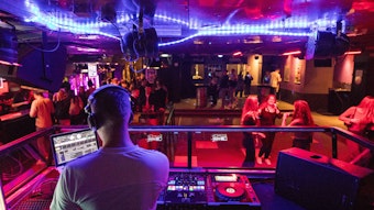 Innenansicht aus dem Club Das Ding, ein DJ legt Musik auf, auf der Tanzfläche tanzen ein paar Menschen.