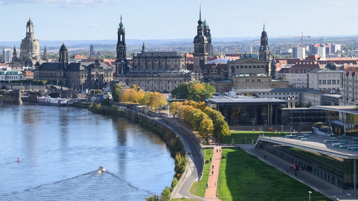 Blick auf die Altstadt von Dresden an der Elbe im Oktober 2022. Die sächsische Landeshauptstadt Dresden gehört für den Reiseführer „Lonely Planet“ zu den Top-Zielen 2023.