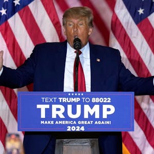 Ex-Präsident Donald Trump breitet während einer Rede am Dienstag (Ortszeit) in Mar-a-Lago, Florida, die Arme aus.