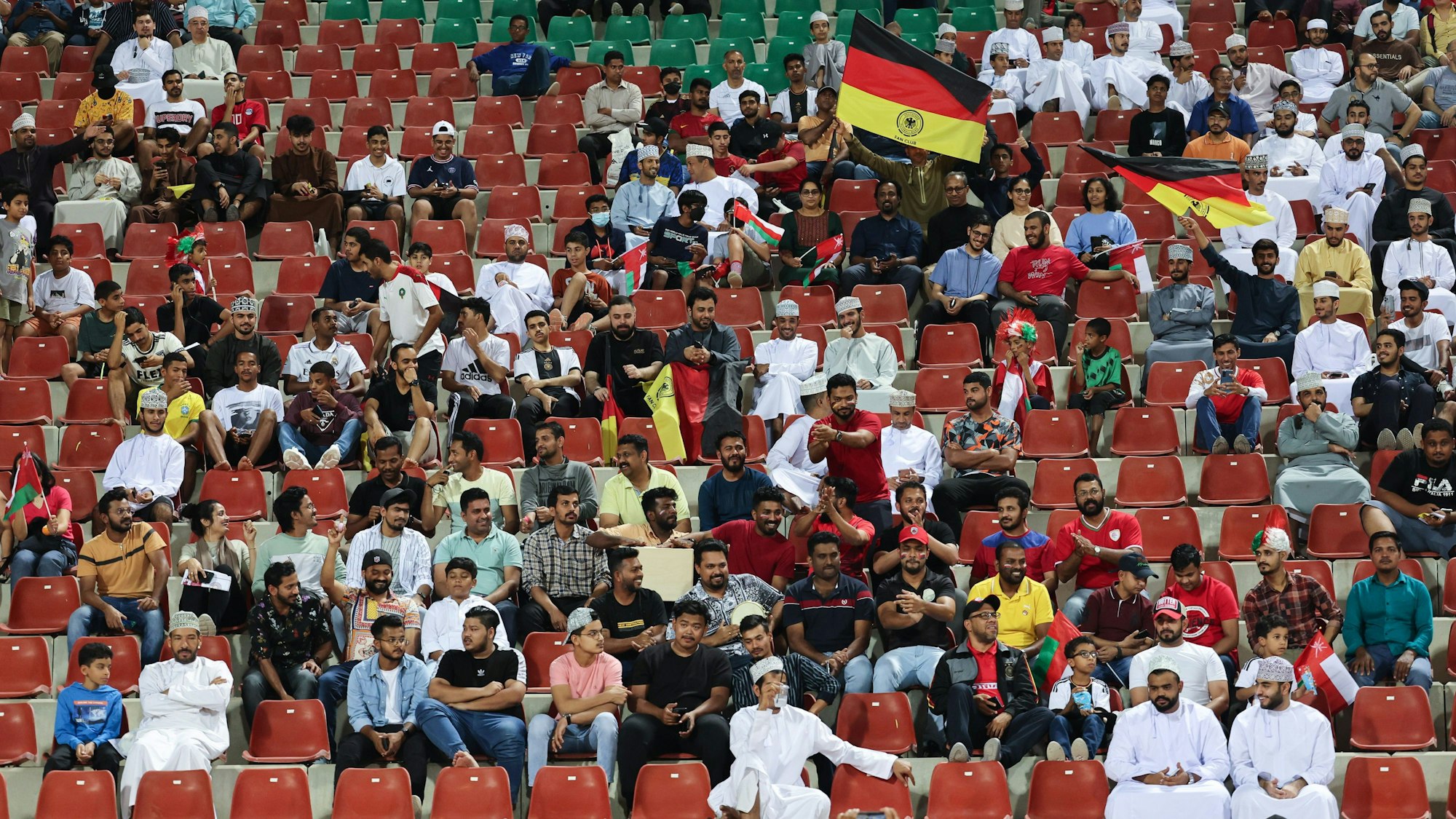 DFB-Test im Oman: Fans wundern sich über Stadion-Gesänge