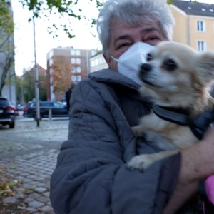 Die bedürftige Hundebesitzerin Lucia mit ihrem Hund Benny aus Hannover