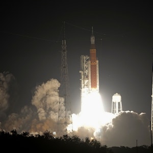 Die Weltraumrakete Artemis 1 startet, sie befindet sich bereits in der Luft, Flammen schießen aus dem Heck der Nasa-Rakete.