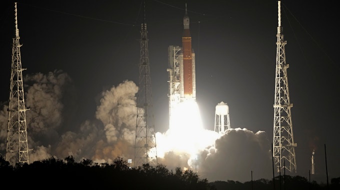 Die Weltraumrakete Artemis 1 startet, sie befindet sich bereits in der Luft, Flammen schießen aus dem Heck der Nasa-Rakete.