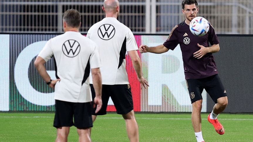 Jonas Hofmann (r.), Spieler von Borussia Mönchengladbach, nimmt mit der deutschen Nationalmannschaft an der Weltmeisterschaft in Katar teil. Das Foto zeigt ihn bei einer Trainingseinheit in Muscat am 15. November 2022.