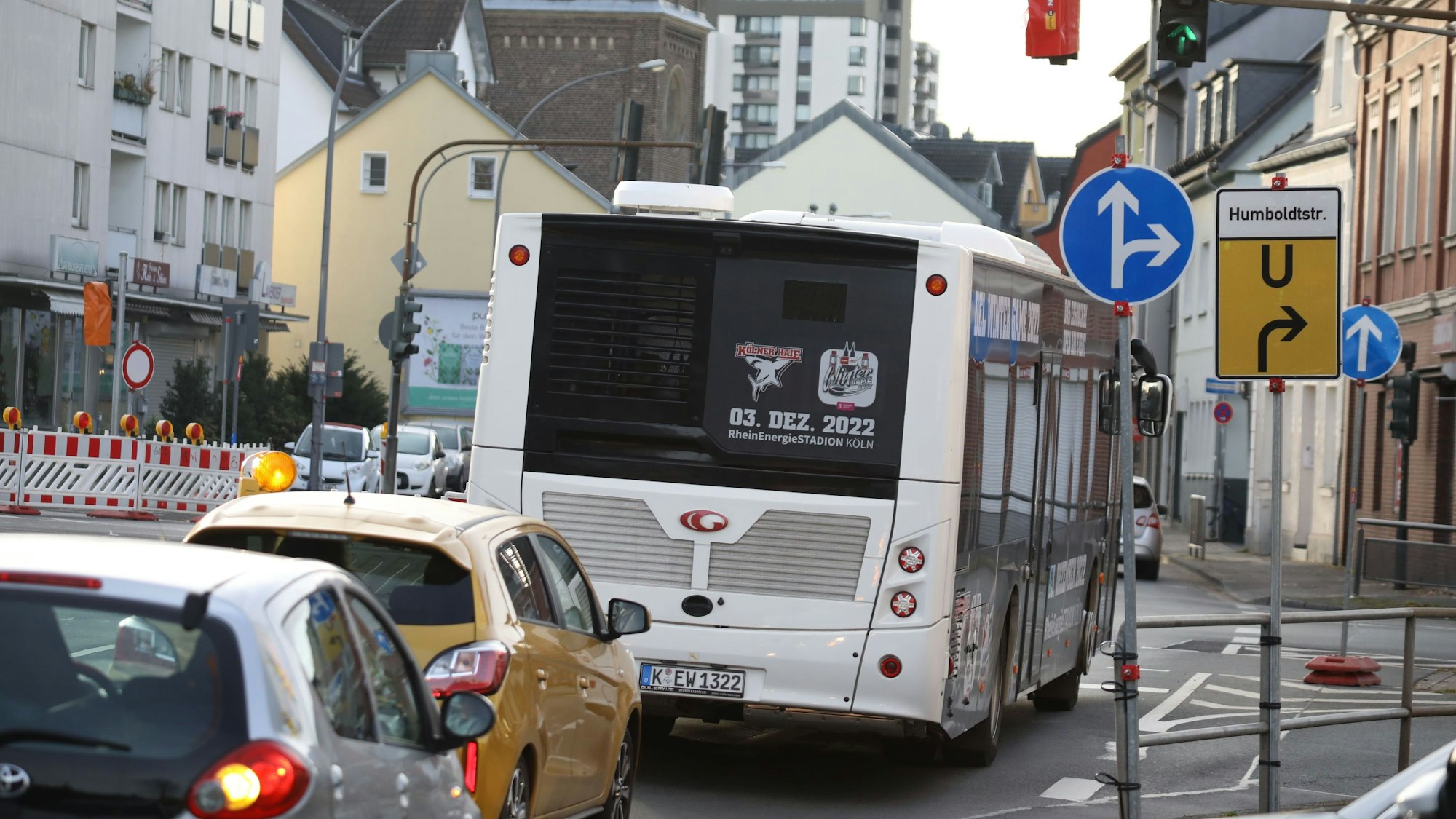 Ein Bus der Linie KVB fährt neben einem Umleitungsschild mit der Aufschrift „Humboldstraße“.