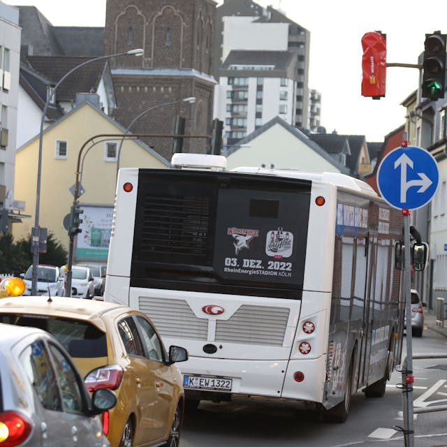 Ein Bus der Linie KVB fährt neben einem Umleitungsschild mit der Aufschrift „Humboldstraße“.