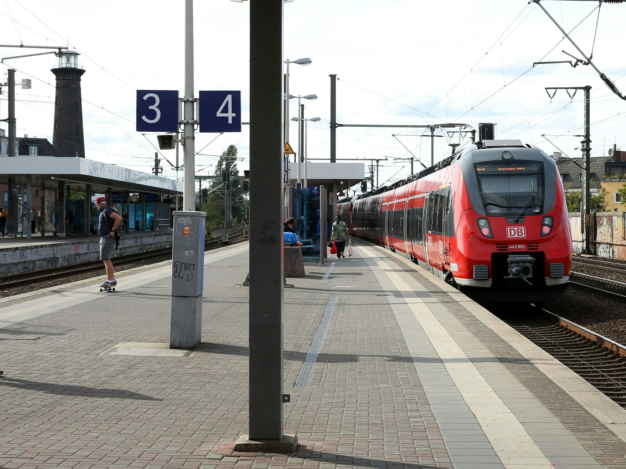 Bahn fährt in den Bahnhof in Köln-Ehrenfeld ein. Hier eskalierte ein Streit in der S19.