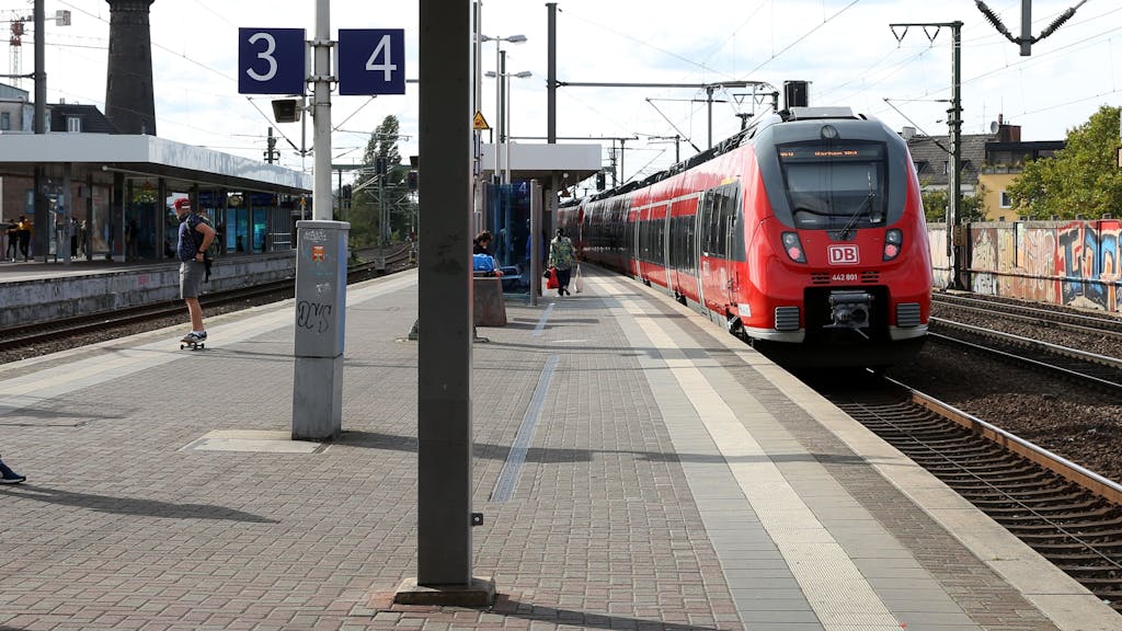 Bahn fährt in den Bahnhof in Köln-Ehrenfeld ein.