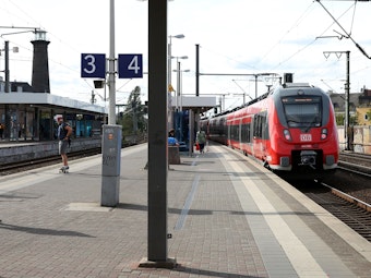 Bahn fährt in den Bahnhof in Köln-Ehrenfeld ein. Hier eskalierte ein Streit in der S19.
