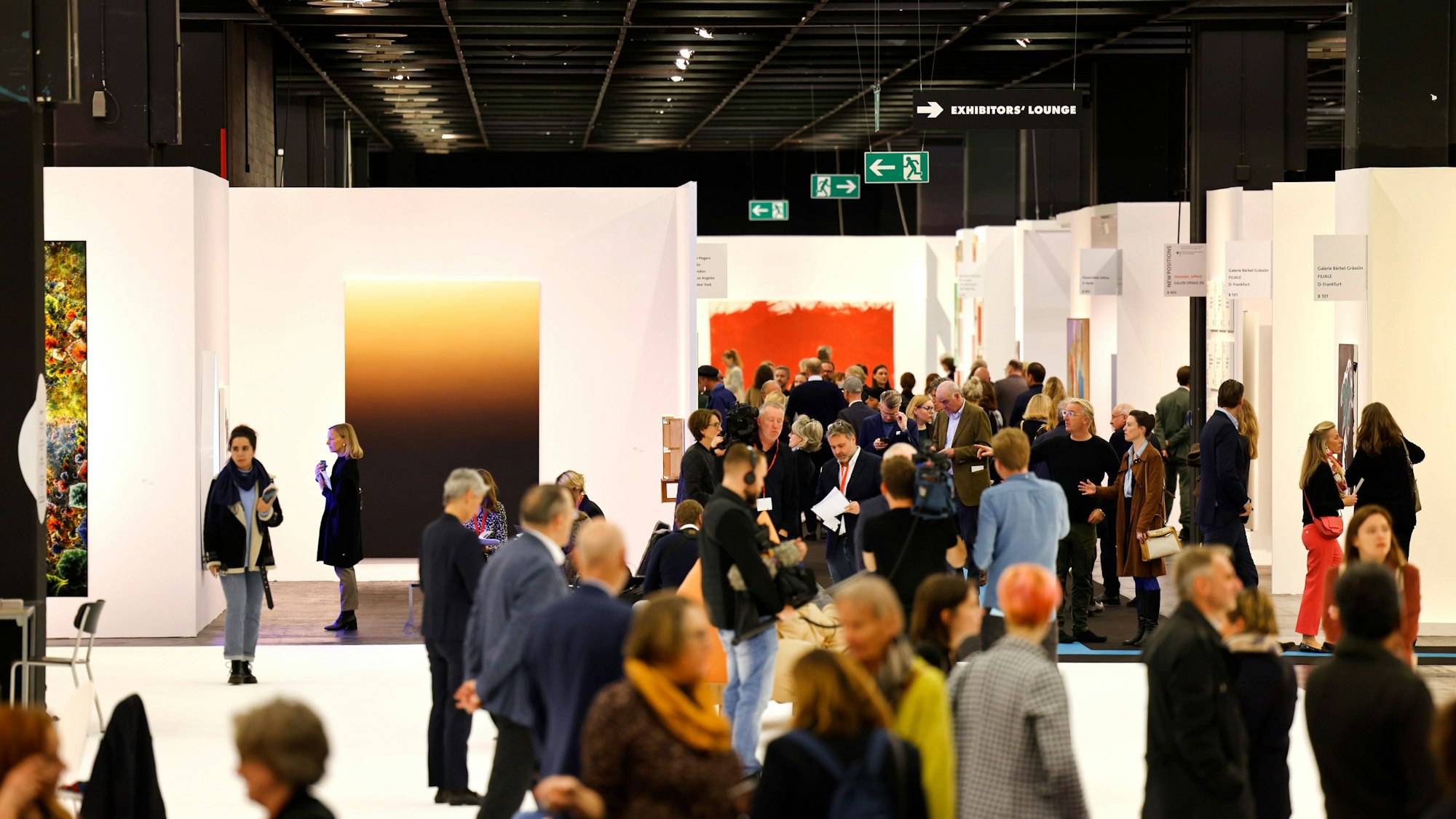 Gut besuchter Eröffnungstag der Art Cologne im November 2022.
