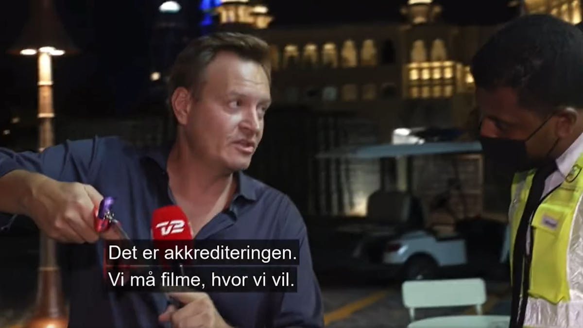Screenshot von einer Live-Schalte des dänischen TV-Senders TV2. Video gepostet von Reporter Rasmus Tantholdt auf seinem Twitter-Account @rasmusTantholdt