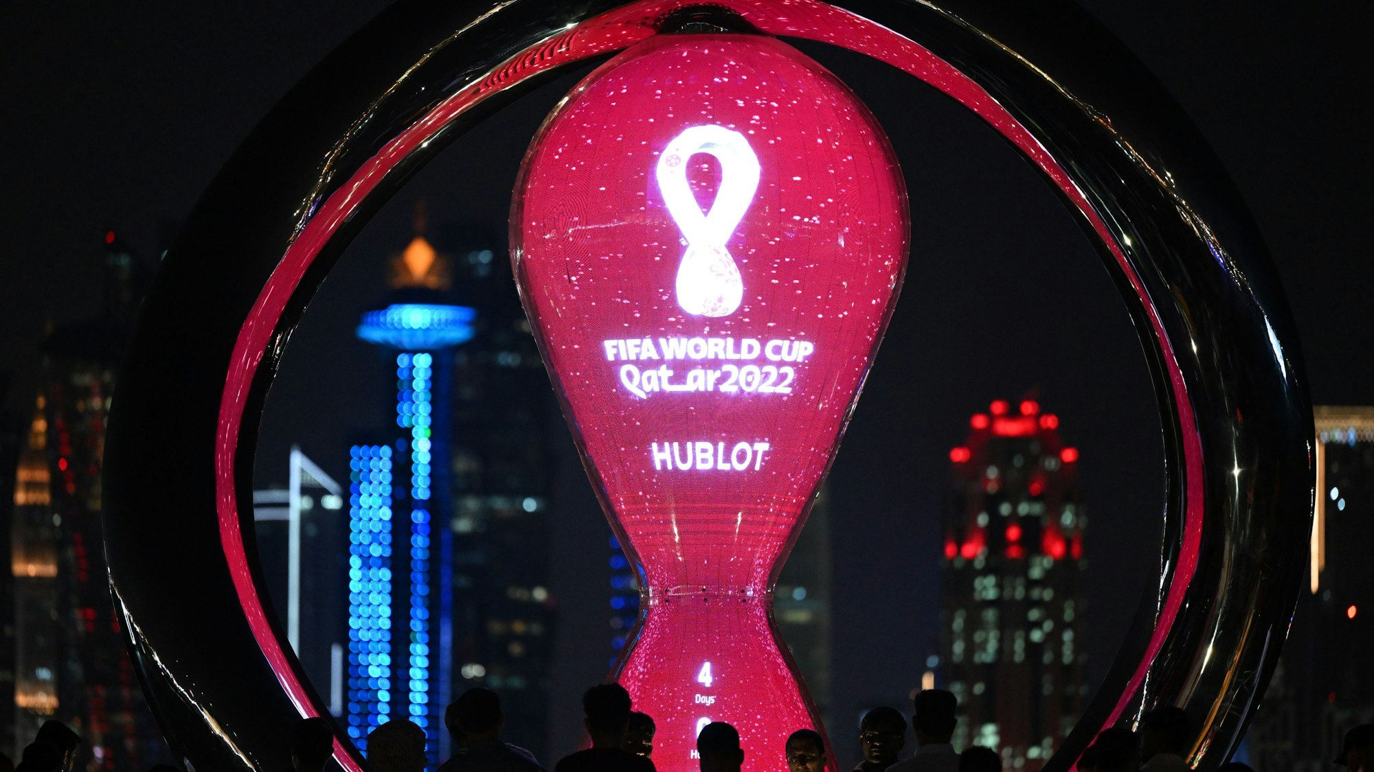 Die Worldcup-Uhr, die die Zeit bis zum Beginn der Fußball-WM anzeigt, leuchtet vor der Skyline von Doha.